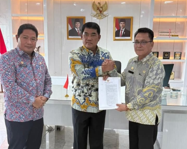 Gubernur Yulius didampingi Kaban BKD menyerahkan SK Plt Kadis Sosial kepada Andra Mawuntu, (foto : istimewa)