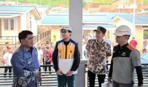 Gubernur Sulut Yulius Selvanus saat Meninjau Hunian Korban Erupsi Gunung Ruang di Bolsel, (foto : istimewa)