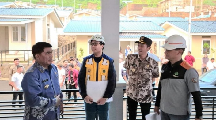 Gubernur Sulut Yulius Selvanus saat Meninjau Hunian Korban Erupsi Gunung Ruang di Bolsel, (foto : istimewa)