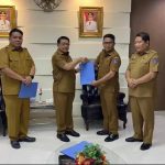Sekprov Sulut Menyerahkan SK Plh. Kadis Kominfo kepada Denny Mangala, (foto : istimewa)