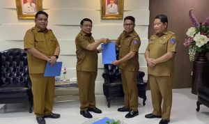 Sekprov Sulut Menyerahkan SK Plh. Kadis Kominfo kepada Denny Mangala, (foto : istimewa)