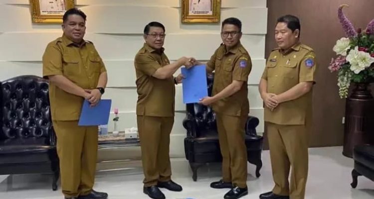 Sekprov Sulut Menyerahkan SK Plh. Kadis Kominfo kepada Denny Mangala, (foto : istimewa)