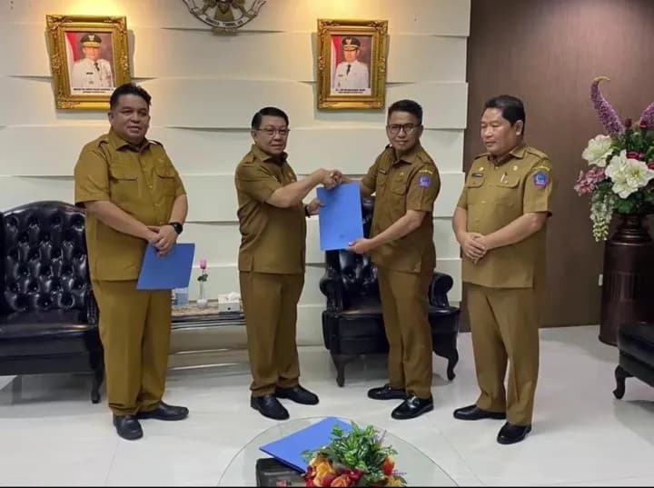 Sekprov Sulut Menyerahkan SK Plh. Kadis Kominfo kepada Denny Mangala, (foto : istimewa)