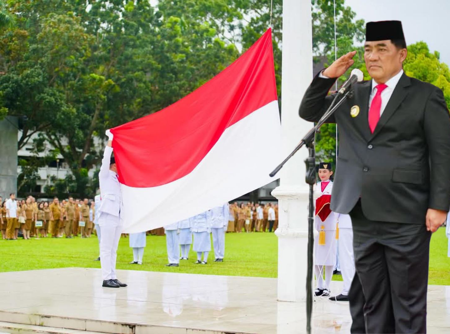 Gubernur Yulius saat memimpin Upacara Hari Lahir Pancasila, (foto : kolase alternatif)