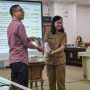 Komitmen Dukung Literasi Pariwisata, Stafsus Gubernur Dr. Drevy Sumbangkan Buku Karya Sendiri ke Perpustakaan Daerah
