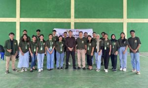 Stafsus Gubernur Dr. Drevy Malalantang dan Rektor Universitas Nusantara Manado Drs. Teddy Manueke, MM. foto bersama peserta KKN-T