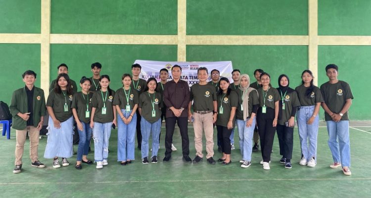 Stafsus Gubernur Dr. Drevy Malalantang dan Rektor Universitas Nusantara Manado Drs. Teddy Manueke, MM. foto bersama peserta KKN-T