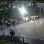 ‎Aparat Kepolisian saat memukul mundur demonstran dengan watercanon dan gas air mata di depan gedung DPRD Sulut, Senin (1/9/2025)