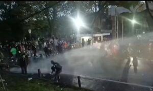 ‎Aparat Kepolisian saat memukul mundur demonstran dengan watercanon dan gas air mata di depan gedung DPRD Sulut, Senin (1/9/2025)