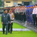 Gubernur Yulius saat memimpin apel gelar pasukan Operasi Lilin Samrat, (foto : istimewa)