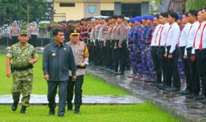 Gubernur Yulius saat memimpin apel gelar pasukan Operasi Lilin Samrat, (foto : istimewa)