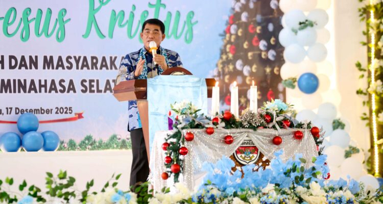 ‎Gubernur Yulius saat membawakan sambutan dalam ibadah Pra Natal Pemkab Minsel bersama Masyarakat (foto : ist)