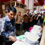 Gubernur Yulius saat sidak di Pasar Bersehati Manado, (foto : ist)