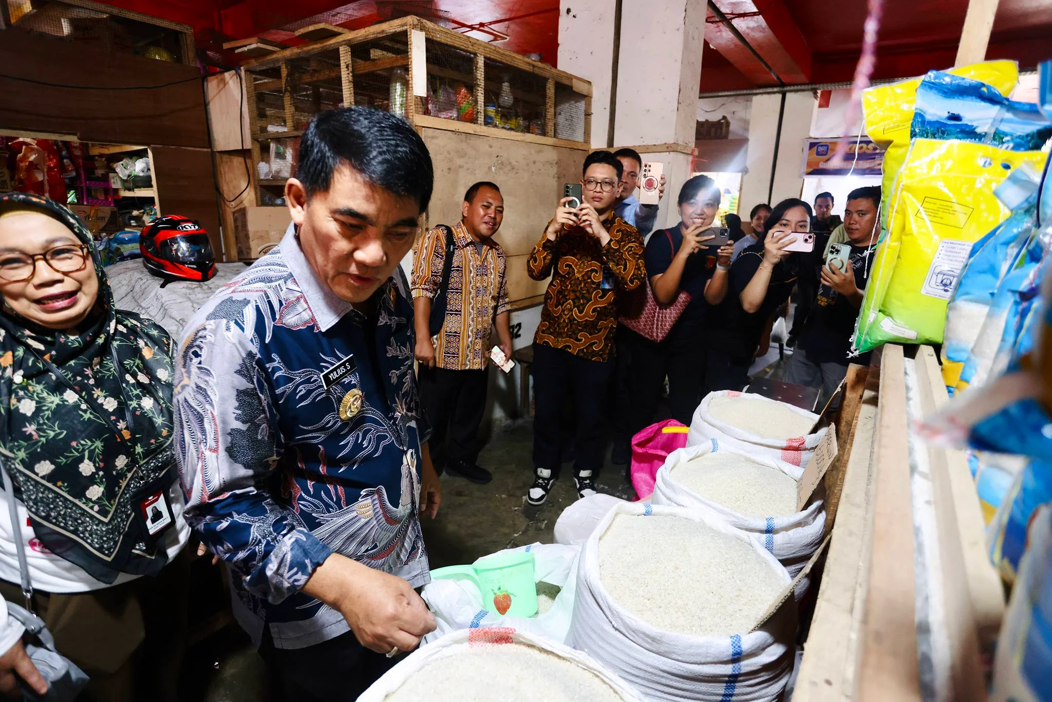 Gubernur Yulius saat sidak di Pasar Bersehati Manado, (foto : ist)