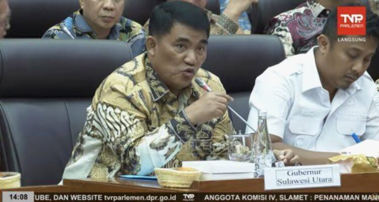 ‎Gubernur Sulawesi Utara, Yulius Selvanus saat mengikuti rapat kerja dengan Komisi XII DPR RI di Komplek Parlemen, Jakarta, Kamis (29/1/2026). (Foto : Tangkapan Layar Youtube/DPR RI)