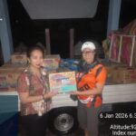 Pemimpin Cabang BSG Siau, Cheryl Humiang saat memberikan bantuan dari Bank SulutGo, (foto : istimewa)