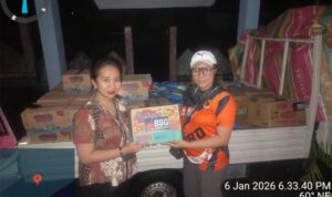 Pemimpin Cabang BSG Siau, Cheryl Humiang saat memberikan bantuan dari Bank SulutGo, (foto : istimewa)