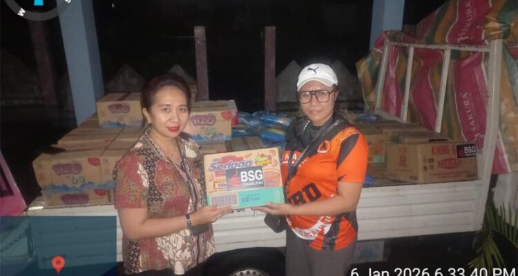 Pemimpin Cabang BSG Siau, Cheryl Humiang saat memberikan bantuan dari Bank SulutGo, (foto : istimewa)