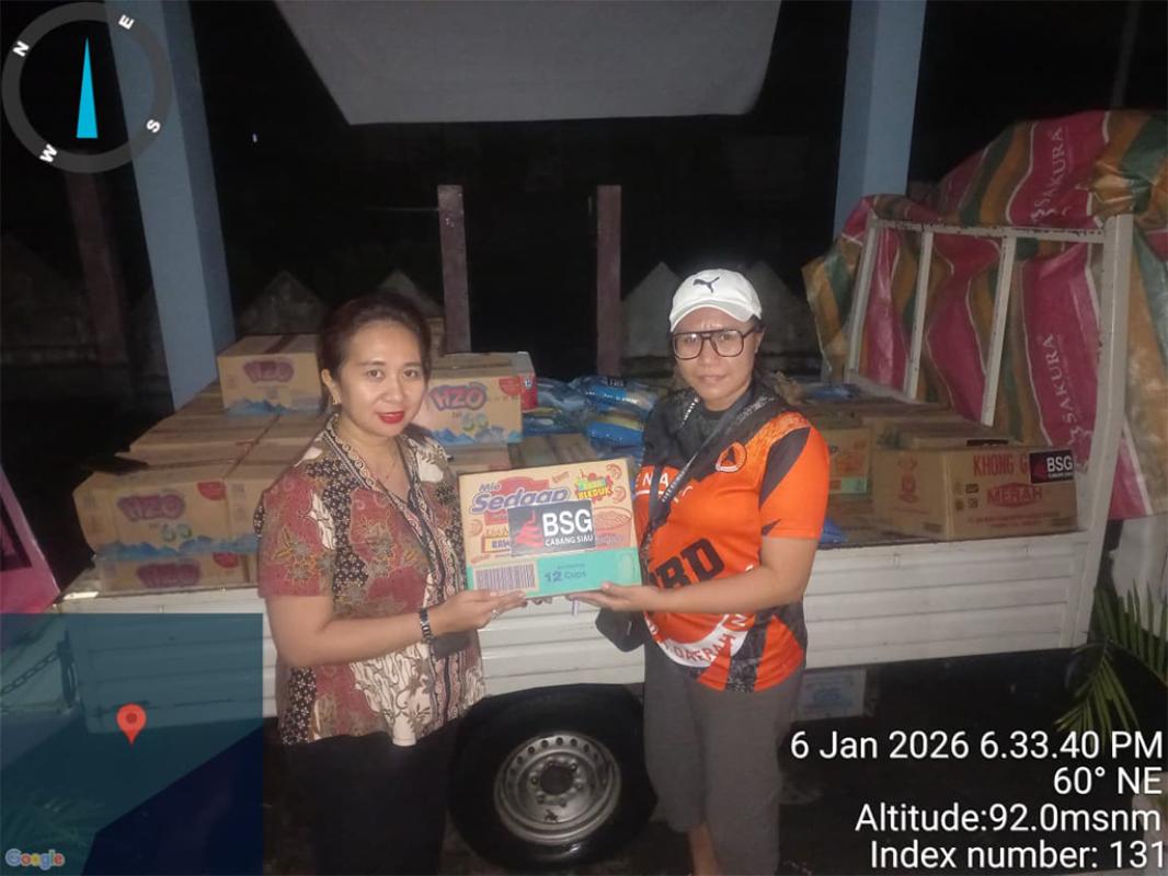 Pemimpin Cabang BSG Siau, Cheryl Humiang saat memberikan bantuan dari Bank SulutGo, (foto : istimewa)