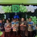 Gunting pita peresmian inDrive Driver Lounge pertama di Manado. (foto : istimewa)