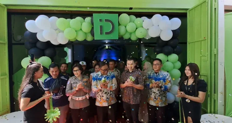 Gunting pita peresmian inDrive Driver Lounge pertama di Manado. (foto : istimewa)