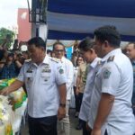 Gubernur Yulius saat meninjau Gerakan Pangan Murah (GPM) perdana di Kota Bitung, Rabu (25/2/2026). foto : ist