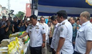 FB_IMG_1772017790514 Gubernur Yulius saat meninjau Gerakan Pangan Murah (GPM) perdana di Kota Bitung, Rabu (25/2/2026). foto : ist