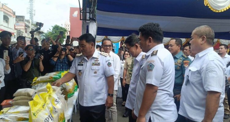 Gubernur Yulius saat meninjau Gerakan Pangan Murah (GPM) perdana di Kota Bitung, Rabu (25/2/2026). foto : ist