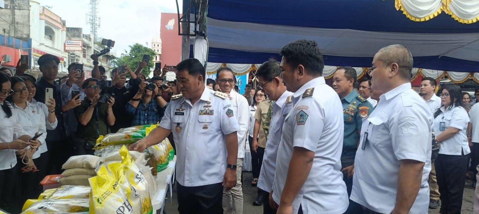 Gubernur Yulius saat meninjau Gerakan Pangan Murah (GPM) perdana di Kota Bitung, Rabu (25/2/2026). foto : ist