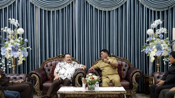Akrab, Gubernur Yulius bersama Jaksa Agung Burhanuddin di Ruang VVIP Bandara Sam Ratulangi Manado, Senin (23/2/2026) foto : dok tim YSK