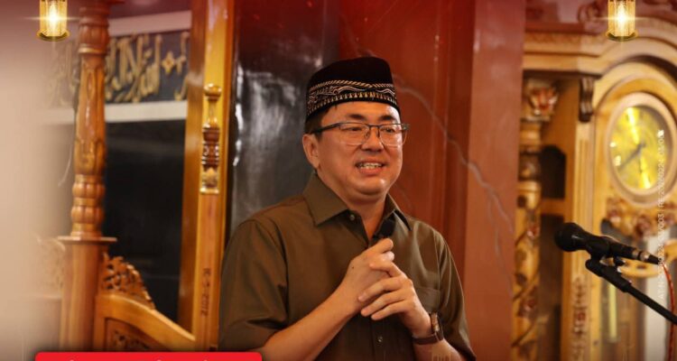 Walikota Andrei Angouw saat buka puasa bersama Jemaah Masjid Al-Munawwarah, Kelurahan Mahawu, Selasa (24/2/2026). foto : ist