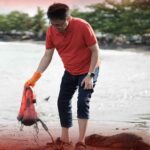 ‎Walikota Manado Andrei Angouw saat turun kerja bakti bersih-bersih pantai di Karangria dan Sindulang, Jumat (27/2/2026). foto : ist
