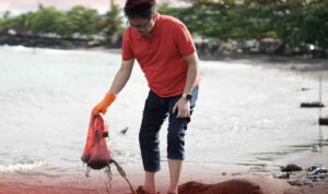 IMG_20260227_193456_924 Walikota Manado Andrei Angouw saat turun kerja bakti bersih-bersih pantai di Karangria dan Sindulang, Jumat (27/2/2026). foto : ist