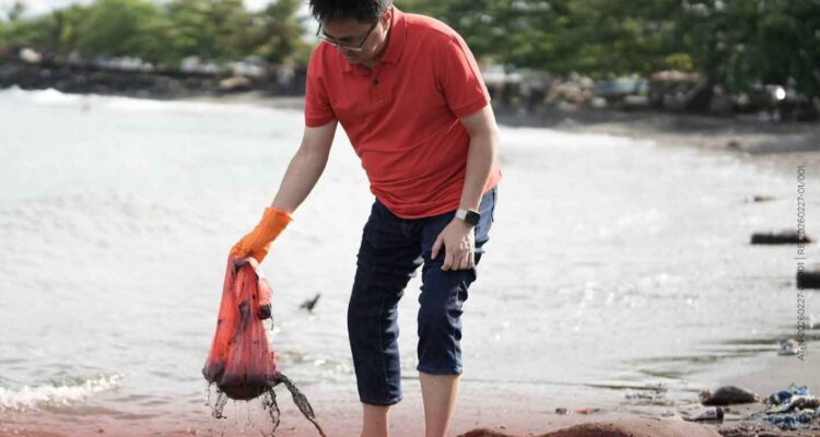 ‎Walikota Manado Andrei Angouw saat turun kerja bakti bersih-bersih pantai di Karangria dan Sindulang, Jumat (27/2/2026). foto : ist