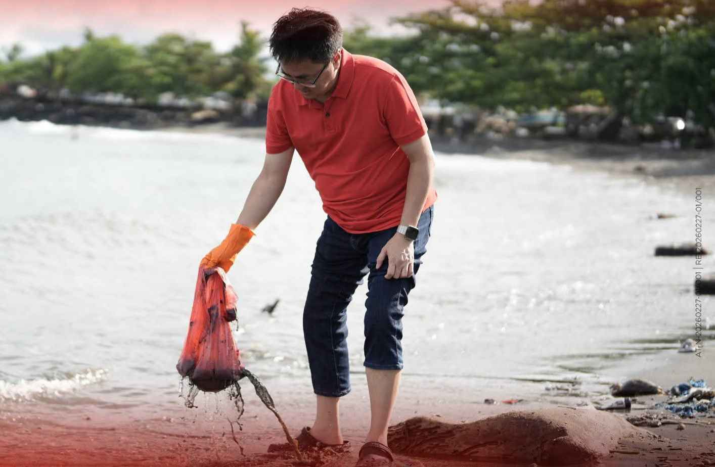 ‎Walikota Manado Andrei Angouw saat turun kerja bakti bersih-bersih pantai di Karangria dan Sindulang, Jumat (27/2/2026). foto : ist