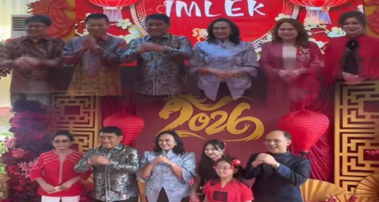 Gubernur dan istri saat berkunjung di kediaman rudis Walikota Manado dan kediaman pribadi ketua Kadin Manado, Selasa (17/2/2026)