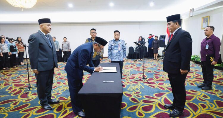 ‎Momen pelantikan Kadis Kominfo dan Kadis Lingkungan Hidup Sulut di Kotamobagu. (Foto: Ist)