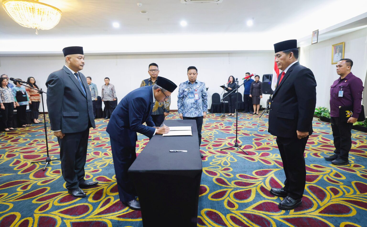 ‎Momen pelantikan Kadis Kominfo dan Kadis Lingkungan Hidup Sulut di Kotamobagu. (Foto: Ist)