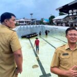 Gubernur Sulut Yulius Selvanus Komaling (YSK), saat meninjau langsung kondisi Kolam Renang Sario yang terbengkalai. Insert Foto Kadispora Sulut Audy Pangemanan