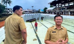 Gubernur Sulut Yulius Selvanus Komaling (YSK), saat meninjau langsung kondisi Kolam Renang Sario yang terbengkalai. Insert Foto Kadispora Sulut Audy Pangemanan