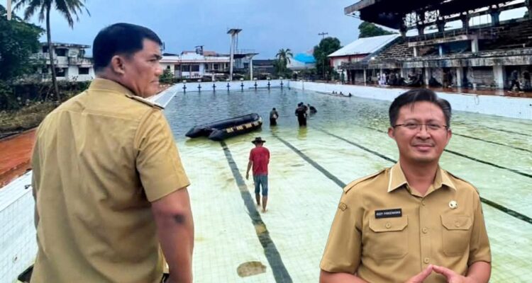 Gubernur Sulut Yulius Selvanus Komaling (YSK), saat meninjau langsung kondisi Kolam Renang Sario yang terbengkalai. Insert Foto Kadispora Sulut Audy Pangemanan
