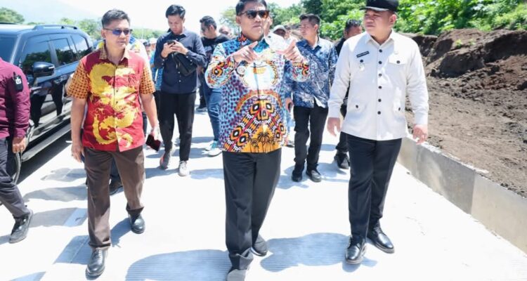 Gubernur YSK saat meninjau KEK Bitung, Kamis (30/4/2026). (foto : istimewa)