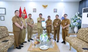‎Penyerahan nota dinas yang dilaksanakan di Wisma Negara Bumi Beringin Manado, Senin (11/5/2026). (foto : istimewa)