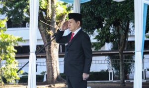 Wagub Sulut Victor Mailangkay bertindak sebagai Inspektur Upacara Harkitnas di halaman Kantor Gubernur Sulut, Manado, Rabu (20/5/2026). (foto : istimewa)