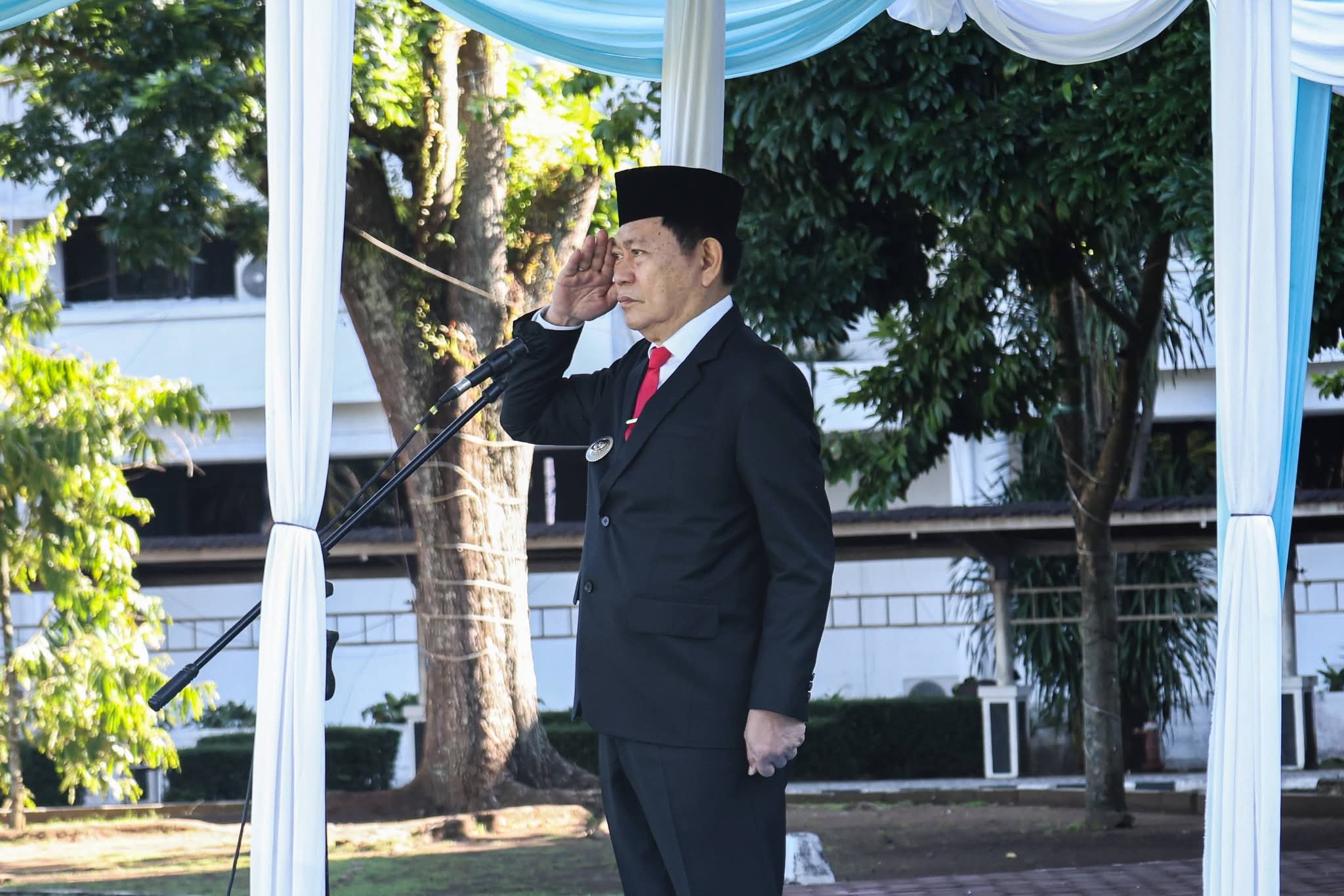 Wagub Sulut Victor Mailangkay bertindak sebagai Inspektur Upacara Harkitnas di halaman Kantor Gubernur Sulut, Manado, Rabu (20/5/2026). (foto : istimewa)
