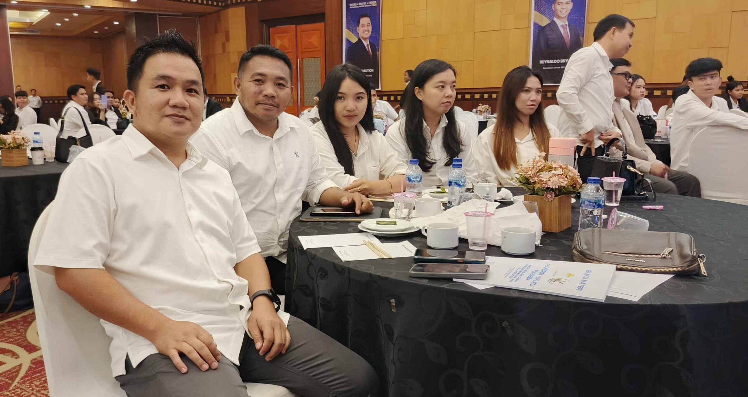 Ketua BPC Hipmi Mitra Fiano Rambi, SE bersama dengan pengurus saat hadir di Rakerda, Diklatda, dan Forbisda. (foto : mediaalternatif)