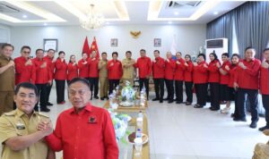 Akrab, momen pertemuan DPD PDI P Sulut dengan Gubernur Yulius Selvanus di Wisma Negara Bumi Beringin Manado, Senin (11/5/2026). (foto : ist / grafis : mediaalternatif)
