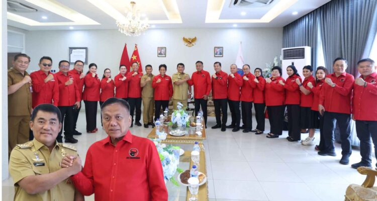Akrab, momen pertemuan DPD PDI P Sulut dengan Gubernur Yulius Selvanus di Wisma Negara Bumi Beringin Manado, Senin (11/5/2026). (foto : ist / grafis : mediaalternatif)