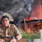 Tangkapan layar foto kebakaran di Desa Suluun Satu, insert Kadis Kominfo Tusrianto Rumengan (grafis : alternatif)