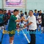 Ketua Asosiasi Futsal Provinsi (AFP) Sulawesi Utara (Sulut) Meyvo Rumengan bersama Coach Eka Sanjaya di GOR Vista Malalayang. (foto : mediaalternatif)